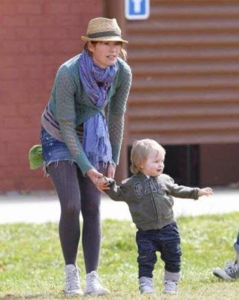 Sue Headey’s daughter, Lena Headey, and her son are wearing matching shoes.